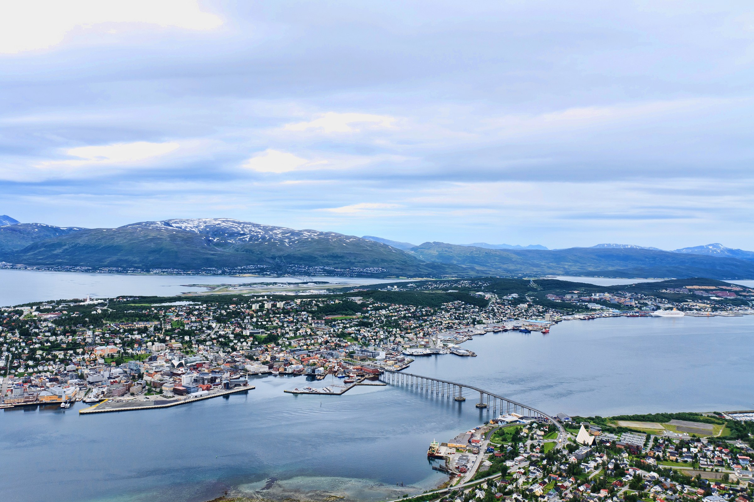 Tromsø mit Fjellheisen-Aussicht als Logbuch-Motiv für Sichtfenster und Rückweg.