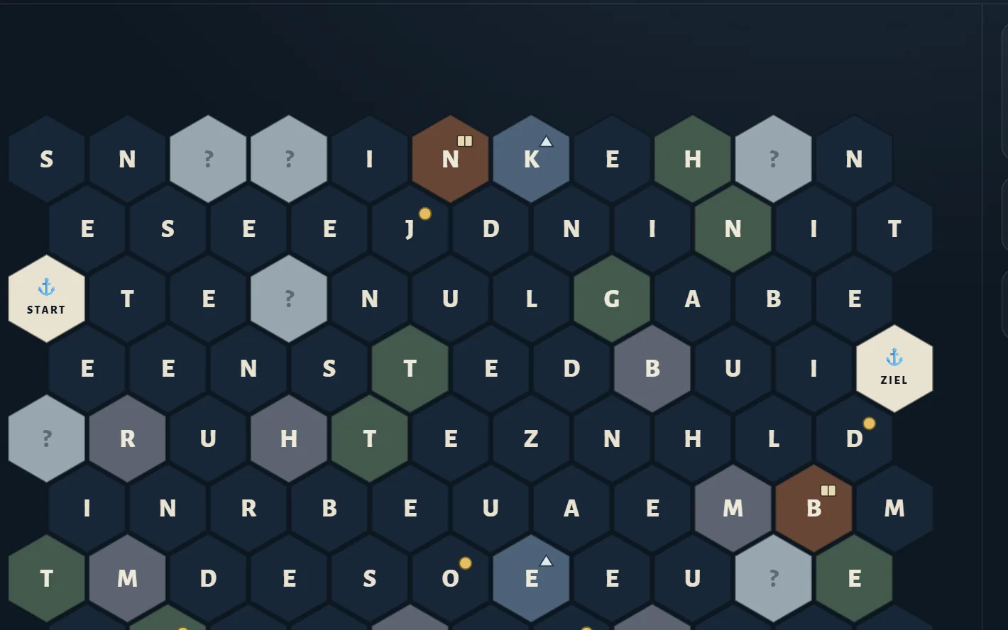 Draumen: Fjordwege mitten in der Partie — Hexfeld aus Buchstaben-Kieseln zwischen Start und Ziel, nachtblaues Wasser